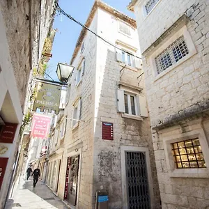 https://apartmani-vukman-trogir-old-town.splithotels.org